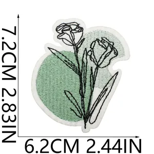 Detail eines floralen Stickaufnähers mit Maßen 7,2 x 6,2 cm zur Kleiderdekoration