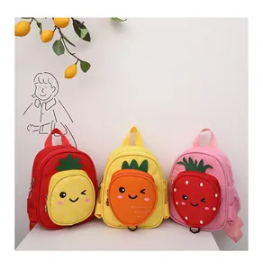 Tres lindas mochilas de personajes de frutas de dibujos animados para preescolar.
