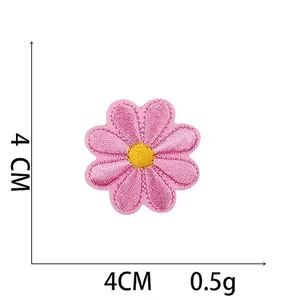 Detailansicht eines rosa bestickten Gänseblümchen-Aufnähers mit Maßangaben von 4 cm