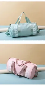 Dettaglio di borsoni sportivi cilindrici rosa e verde menta per sport e viaggio
