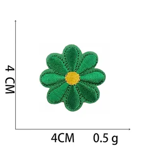 Detailansicht des grünen Gänseblümchen-Stickereiaufnähers mit 4 cm Maßen.