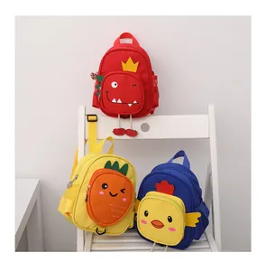 Tres mochilas de animales de dibujos animados para niños en una silla blanca.