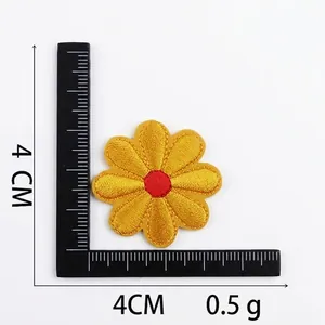 Detailansicht gelber Gänseblümchen Stickereipatch 4x4cm für Kleidung Dekoration
