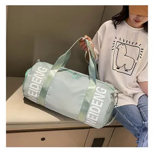 Dettaglio della borsa sportiva cilindrica verde menta con stampa WEIDENG