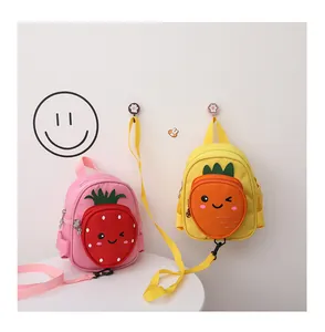 Vista detallada de mochilas para niños con diseño de fresa y zanahoria y correa de seguridad