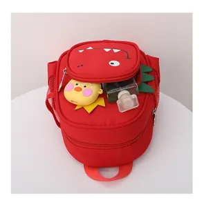 Primer plano del bolsillo frontal de la mochila de monstruo rojo para niños y espacio