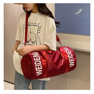 Vista dettagliata della borsa da palestra rossa con cinghie WEIDENG indossata da modella