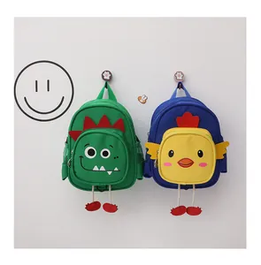 Vista detallada de adorables mochilas infantiles de dibujos para niños de jardín de infancia