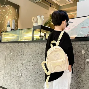 Sac à dos enfant beige tendance, léger et pratique, porté par un enfant en café