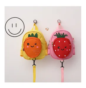 Bonita mochila infantil de fresa y zanahoria con cuerda de tracción de seguridad