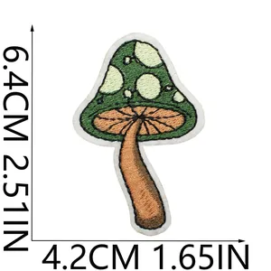 Detailansicht des grünen Pilz-Stickerei-Aufnähers mit 6,4 x 4,2 cm Abmessungen