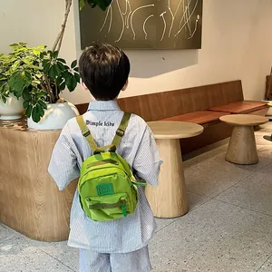 Sac à dos préscolaire léger vert vif pour enfants dans un cadre de vie élégant