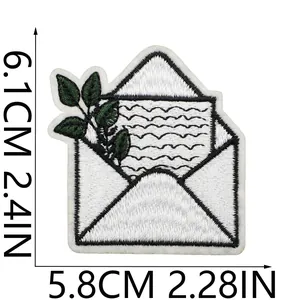 Detailansicht eines bestickten Umschlags mit Blättern und feinen Stickereidetails