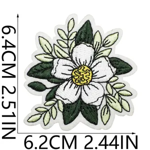 Detailkarte der Maße für weiß-grüne Blumen-Stickerei-Aufnäher für Kleidung.