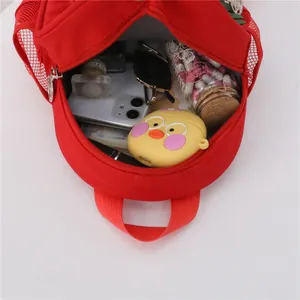 Vista interior de una mochila roja para niños estilo coreano con gran capacidad