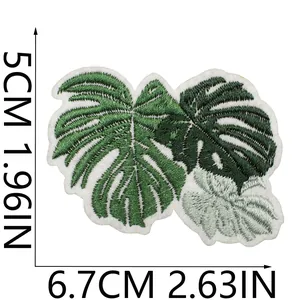 Detailansicht mit Maßen des grünen Monstera-Blatt Stickereiflickens zum Aufbügeln.