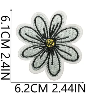 Detailansicht des weißen Gänseblümchen-Stickereiaufnähers mit deutlichen Größenangaben.