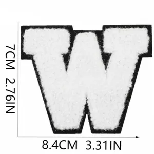 Patch ricamata in ciniglia bianca lettera W con misure di altezza e larghezza