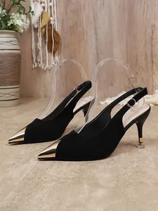 Eleganti tacchi a spillo neri slingback con punta dorata metallizzata e tacco sottile.