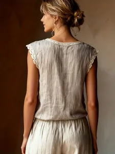 Dettaglio posteriore di camicia senza maniche in cotone e lino con pizzo delicato su collo e maniche
