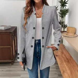 Gedetailleerd overzicht van de elegante grijze blazer met zwarte knopen en textuur