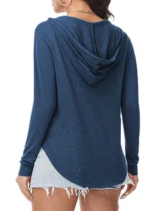 Achteraanzicht van een blauw T-shirt met lange mouwen en capuchon voor damesmode