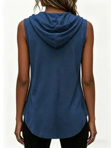 Vista posteriore dettagliata di una t-shirt con cappuccio senza maniche blu moda