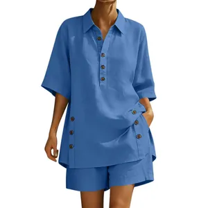 Detailansicht des blauen zweiteiligen Lounge-Sets mit Hemd und passenden Shorts