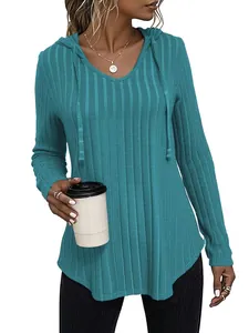 Detailopname van een groenblauwe geribbelde hoodie t-shirt voor dames in casual stijl