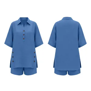 Vorder- und Rückansicht eines blauen Kurzarm-Hemdes und Shorts Sommer-Zweiteilers