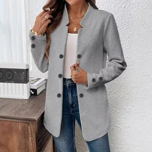 Gedetailleerd beeld van grijze getextureerde blazer voor dames met opstaande kraag