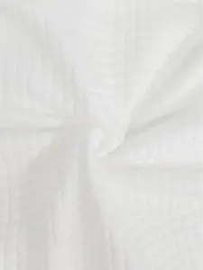 Macrodetail van de witte gewatteerde wafeltextuur van het casual sweatshirt met capuchon.