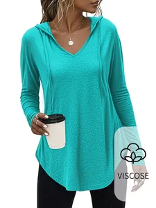 Detailweergave van turquoise shirt met lange mouwen en capuchon met viscose-icoon