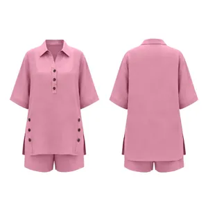 Zweiteiliges rosa Set mit Leinentextur zeigt Vorder- und Rückansicht von Hemd und Shorts