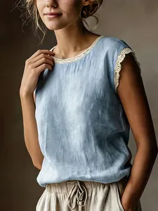 Elegante camicia di lino senza maniche da donna con delicati bordi in pizzo bianco