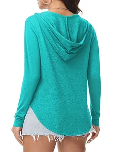 Achteraanzicht detail van turquoise dames shirt met capuchon en afgeronde zoomlijn