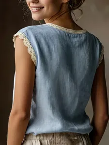 Dettaglio della camicia senza maniche in lino blu con delicato bordo in pizzo crema