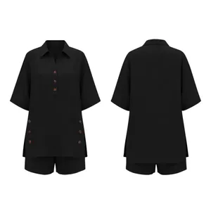 Vorder- und Rückansicht eines schwarzen kurzärmeligen Hemdes und locker sitzenden Shorts