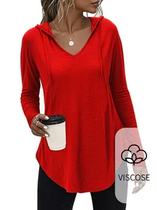 Gedetailleerde weergave van een rood dames hooded T-shirt met V-hals en viscose stof.