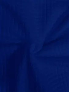 Gedetailleerde macro-weergave van donkerblauwe wafelstoftextuur voor sweatshirtjas
