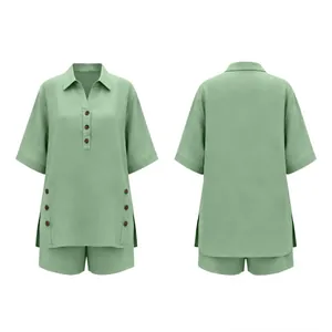 Vorder- und Rückansicht des salbeigrünen Sets aus Kurzarmhemd und Shorts für Damen