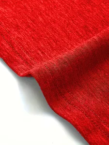 Detailopname van rode getextureerde stof en dubbelnaaldstiksels op een dameshoodie t-shirt.