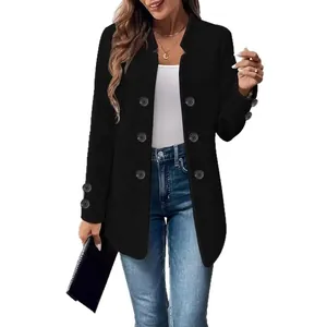 Stijlvolle zwarte double-breasted getextureerde blazer gedragen met blauwe jeans