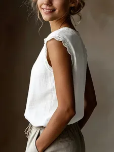 Dettaglio della blusa senza maniche in cotone e lino bianco con bordo in pizzo