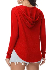 Gedetailleerd achteraanzicht van een rood dames t-shirt met capuchon en lange mouwen