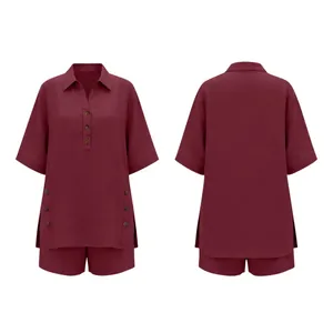 Detaillierte Vorder- und Rückansicht eines weinroten Damen-Shorts-Sets mit Hemd