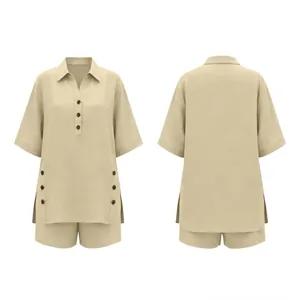 Detaillierte Vorder- und Rückansicht des beigen Damen Kurzarm-Hemd und Shorts Sets
