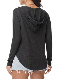 Achteraanzicht van een casual donkergrijs dames T-shirt met lange mouwen en capuchon