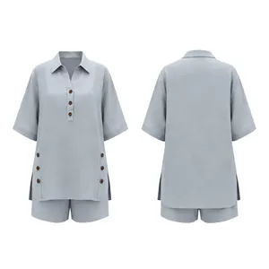 Detaillierte Vorder- und Rückansicht eines hellblauen Sets aus Kurzarmhemd und Shorts