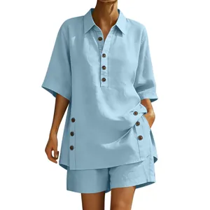 Detailansicht eines hellblauen Hemden- und Shorts-Sets mit dekorativen braunen Knöpfen
